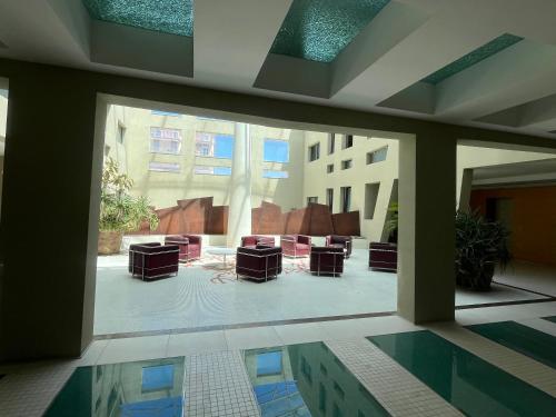 una hall con piscina in un edificio di Residence Giudecca Fronte Mare by Salentoville Gallipoli a Gallipoli