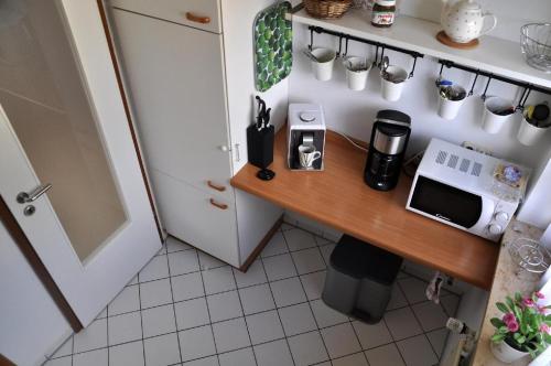 a small kitchen with a counter with a coffee maker at Rosalie - Ruhig - Zentral - Hochwertig in Bad Bevensen