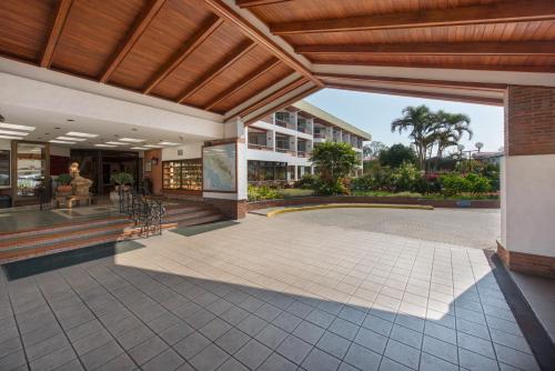 Tampak depan atau pintu masuk Hotel Bougainvillea San José