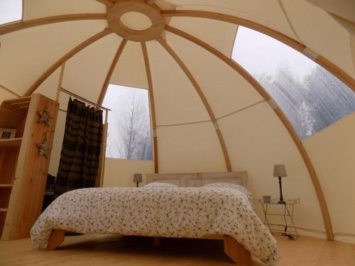- une chambre avec un lit et 2 fenêtres dans l'établissement La chouette étoilée, à Auxon