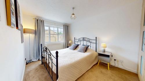 a bedroom with a bed and a window at 3 Bed House with parking and garden near Tower Bridge in London