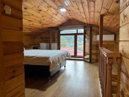 En eller flere senge i et værelse på Kaya Home