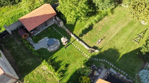 an overhead view of a house with a dog in a yard at Apart Pension Zelený grunt in Dřínov