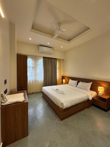 Una cama o camas en una habitación de Unplanned Hostel Udaipur
