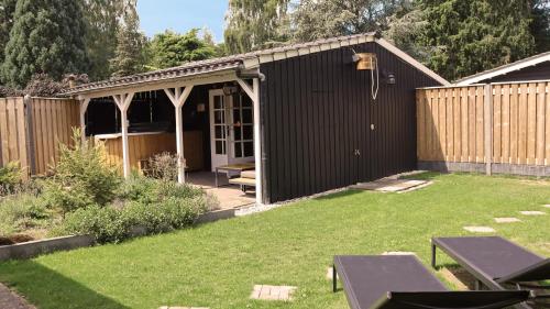Zahrada ubytování Wellness Tuin - Ultieme Partner Beleving - St Hubertus Suite met Jacuzzi ,Openhaard, Privé Hottub en Privé Sauna in Jachthut stijl