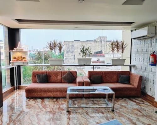 una sala de estar con un sofá y una mesa en Hind palace, en Lucknow