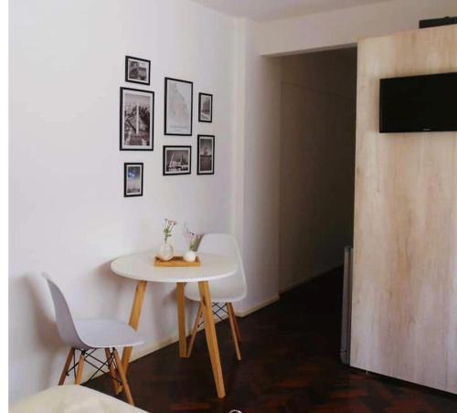 a table and chairs in a room with a television at Buenos Aires pleno centro, a pasos del Obelisco in Buenos Aires