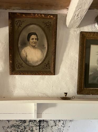 a framed picture of a woman on a wall at Gîte La Vésarnie in Montaigu-de-Quercy