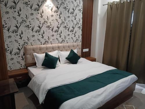 Ein Bett oder Betten in einem Zimmer der Unterkunft Hotel springwood suites
