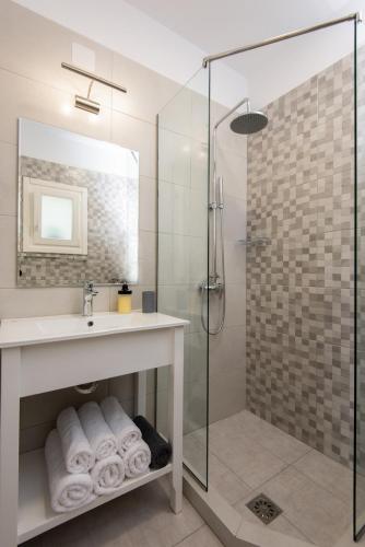 ein Badezimmer mit Waschbecken und Dusche in der Unterkunft Apelagitis 3 in Sifnos