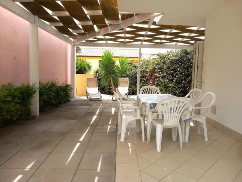 Kawasan patio atau luaran di Family Island