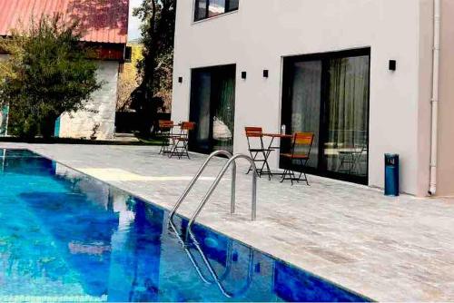 Bazén v ubytování Single Room One Bed Suit nebo v jeho okolí