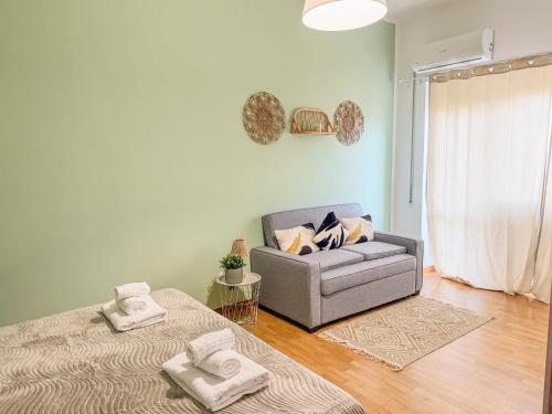 un soggiorno con un divano e un letto di NEW! Vatican Domizia Apartment a Roma