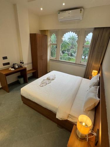 Una cama o camas en una habitación de Unplanned Hostel Udaipur