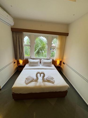 Una cama o camas en una habitación de Unplanned Hostel Udaipur