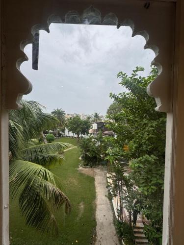 Un jardín fuera de Unplanned Hostel Udaipur