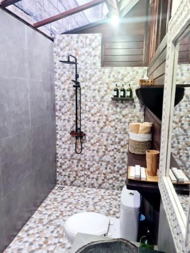 Bilik mandi di Kakiang Guesthouse