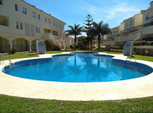 Der Swimmingpool an oder in der Nähe von Calahonda Delux