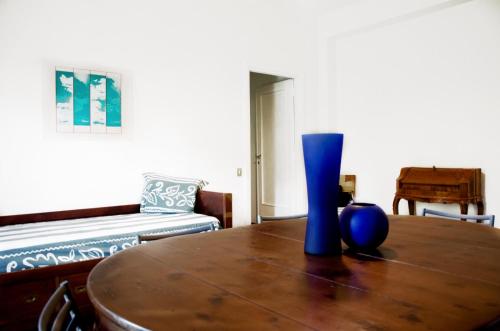 a table with two blue vases on top of it at Dolcevita suite in Rome
