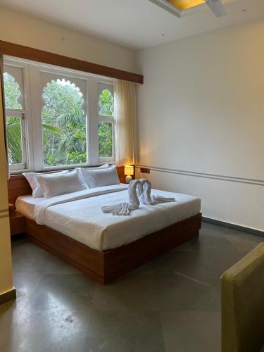 Una cama o camas en una habitación de Unplanned Hostel Udaipur