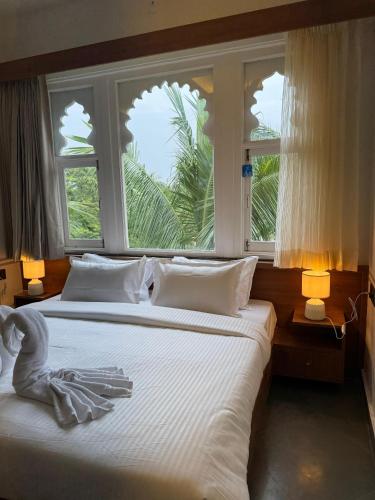 Una cama o camas en una habitación de Unplanned Hostel Udaipur