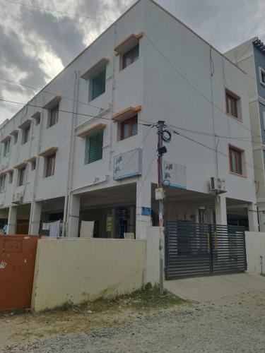 Το κτήριο όπου στεγάζεται  το διαμέρισμα