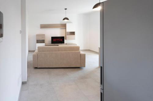 a living room with a couch and a tv at Residence Risorgimento in Novara