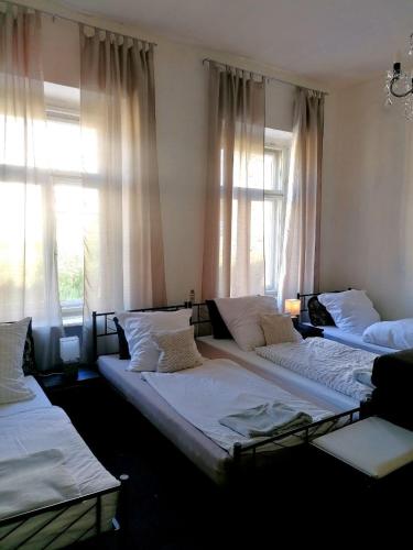 two large beds in a room with windows at Nr 11 Gästeoase für 4 Personen Familie mit Umkleide Herzens der Stadt in Annaberg-Buchholz