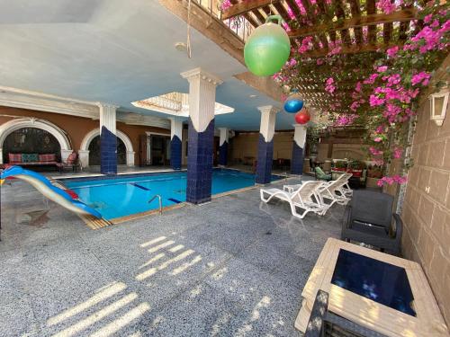 Piscine de l'établissement Triangle Pyramids Boutique ou située à proximité