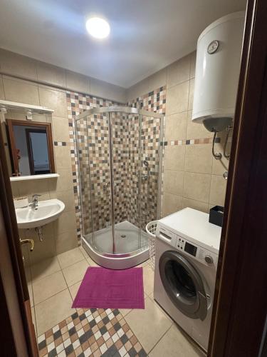 Ένα μπάνιο στο 100m2 Apartment near Church - 3 bedrooms - 3 bathrooms - parking