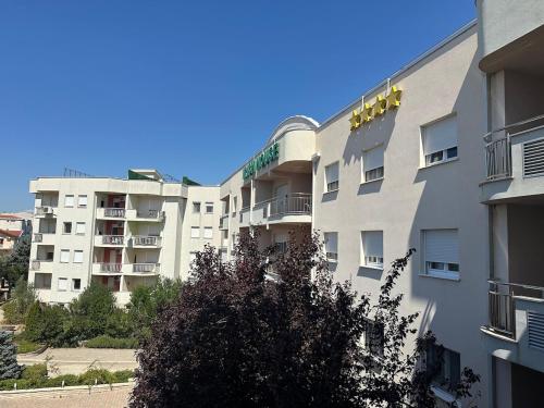 Το κτήριο όπου στεγάζεται  το διαμέρισμα