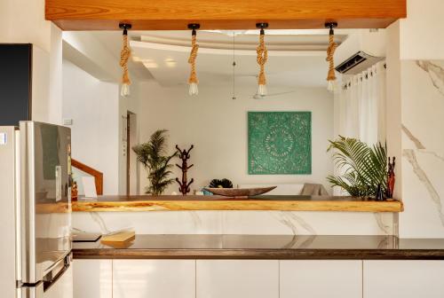 Una cocina con gabinetes blancos y una encimera de madera. en Luxury 3bhk penthouse Candolim beach 10 mins, en Goa