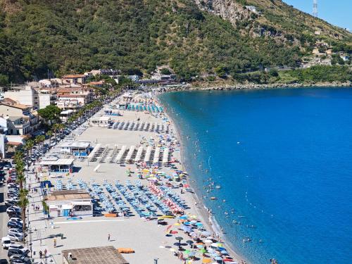eine Luftaufnahme eines Strandes mit Sonnenschirmen und dem Meer in der Unterkunft Una Finestra sul mare in Villa San Giovanni