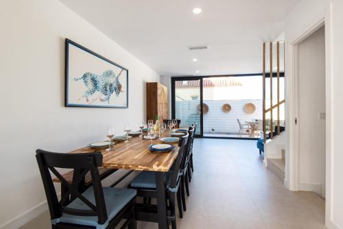 DelSol Villa - Modern Private Pool Villa Short Walk to Beach