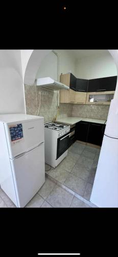 Кухня или мини-кухня в Zoya Apartman
