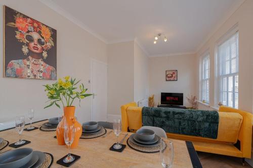a living room with a table and a couch at 2-bedroom, Sleeps 4, long stays in Brighton & Hove