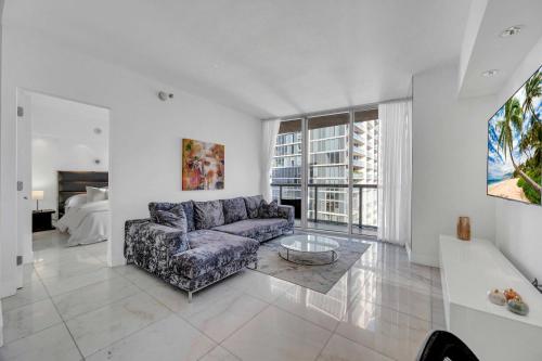 Posezení v ubytování 43rd Floor Icon Brickell Condo with Bay & Pool View 5 star SPA access