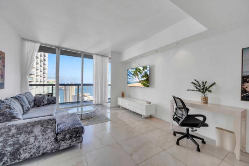 Posezení v ubytování 43rd Floor Icon Brickell Condo with Bay & Pool View 5 star SPA access