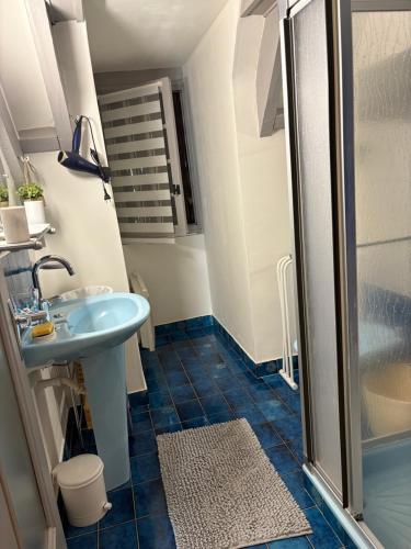 a bathroom with a sink and a shower at Chambres à la campagne in Marnac