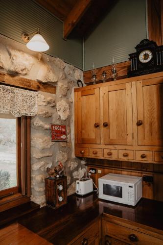 Η κουζίνα ή μικρή κουζίνα στο Broken Gum Country Retreat