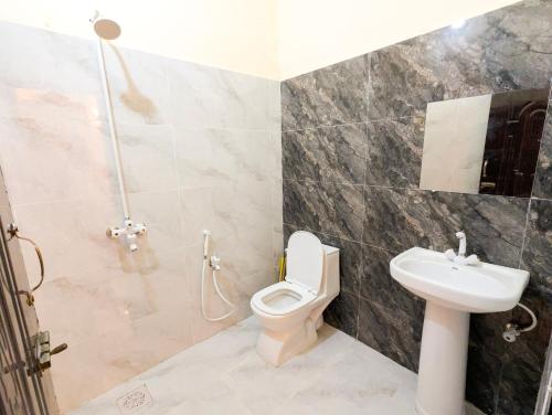 O baie la White Rose Family - 5 Rooms Portion