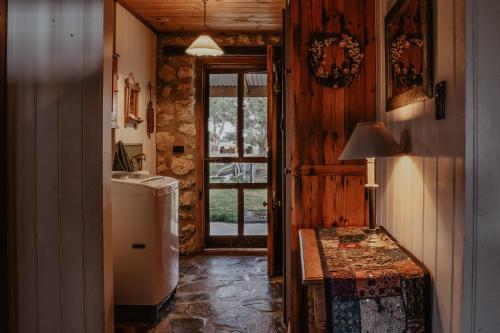 Η κουζίνα ή μικρή κουζίνα στο Broken Gum Country Retreat