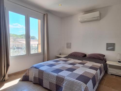 une chambre avec un lit et une grande fenêtre dans l'établissement Beautiful Villa with pool!, à Vidauban