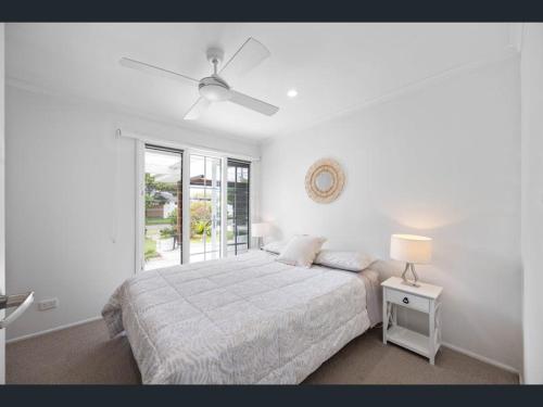 En eller flere senge i et værelse på Maroochydore Waters Holiday Apartment