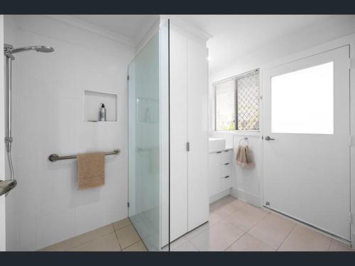 Et badeværelse på Maroochydore Waters Holiday Apartment