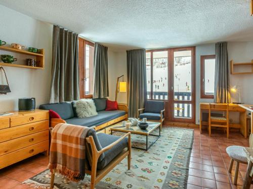 un salon avec un canapé et une table dans l'établissement Appartement 5 pièces avec terrasse et WIFI - FR-1-694-101, à Val dʼIsère