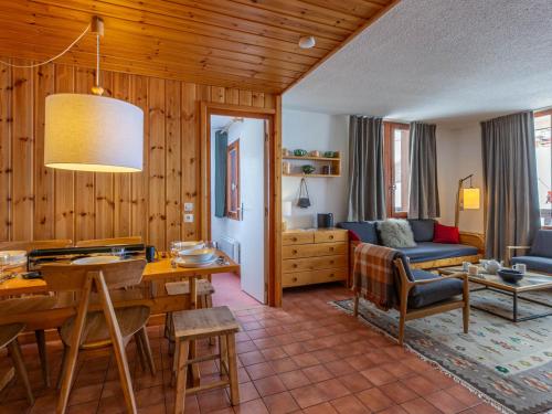 un salon avec un canapé et une table dans l'établissement Appartement 5 pièces avec terrasse et WIFI - FR-1-694-101, à Val dʼIsère