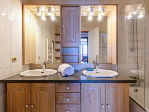 une salle de bain avec deux lavabos et un grand miroir dans l'établissement Appartement 5 pièces avec terrasse et WIFI - FR-1-694-101, à Val dʼIsère