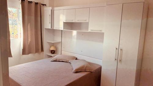 Ένα ή περισσότερα κρεβάτια σε δωμάτιο στο Apartamento belvedere do lago