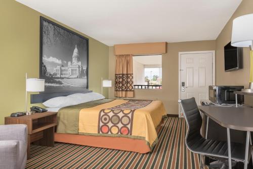 Postel nebo postele na pokoji v ubytování Super 8 by Wyndham Bryant Little Rock Area